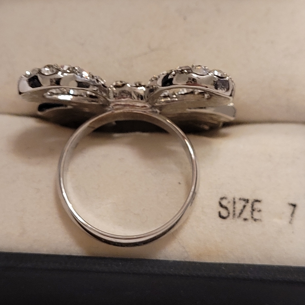 GUESS Rhinestone Bow Ring - New Size 7 - Picture 5 of 5